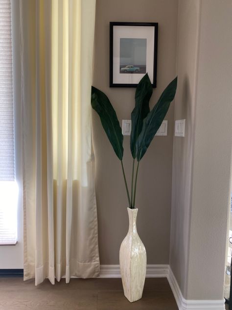 Corner Vase Decor Living Room, Window Sill Vase Decor, Wooden Flower Vase Ideas, Tall Vase Decorating Ideas Living Rooms, Tall Corner Decor, Corner Vase Decor, Corner Mirror Decor Living Room, Tall Decor Ideas For Corner, Big Glass Vase Decor