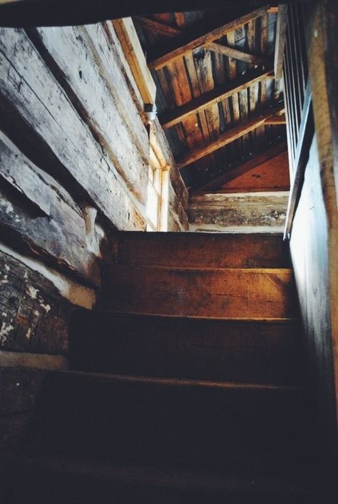 love distressed wood <3 Attic Staircase, Attic Renovation Ideas, Attic Playroom, Attic Conversion, Attic Stairs, Attic Apartment, Attic Renovation, Attic Storage, Attic Remodel