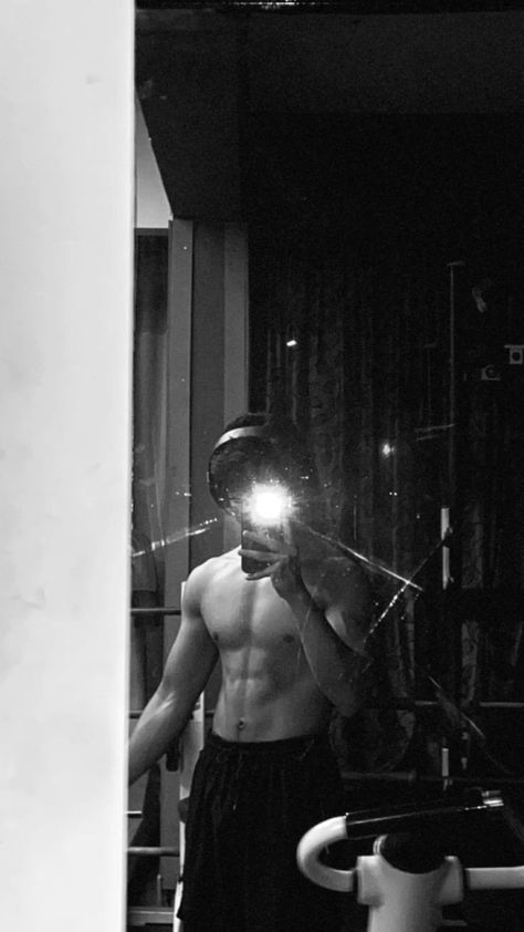 Gym Guy Aesthetic Dark, Aesthetic Gym Boy Pic, Gym Boy Aesthetic Dark, Gym Story Instagram Men, Gym Boy Aesthetic, Gym Snap, Muscular Men Fashion, Gym Pic, Muscular Guy