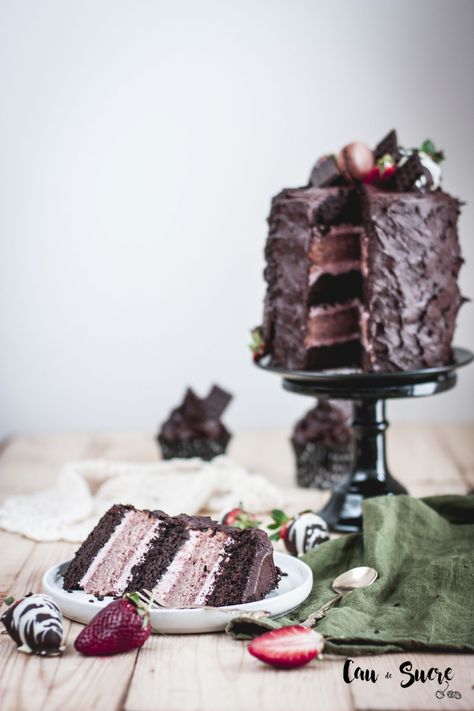 Decadent Chocolate Strawberry Cake – and Happy Birthday to me!! – Cau de sucre Chocolate Mascarpone Cake, Strawberries With Chocolate, Strawberry Sponge Cake, Baking Journal, Chocolate Strawberry Cake, Pear Cake, Chocolate Sponge Cake, 27th Birthday, Chocolate Dipped Strawberries