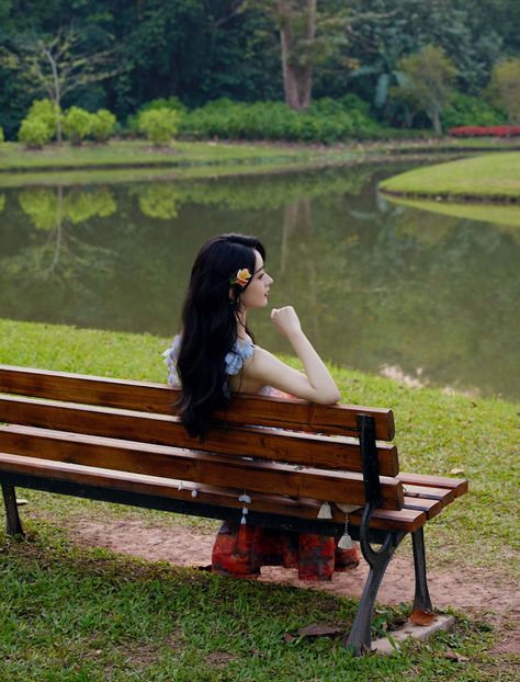 Zhao Liying poses for photo shoot | China Entertainment News 2 Female Friends, Pose With Dress, Bench Photoshoot, Bench Poses, Forest Library, Park Photo Ideas, Mafia Nanny, Picnic Photography, Perfume Ad