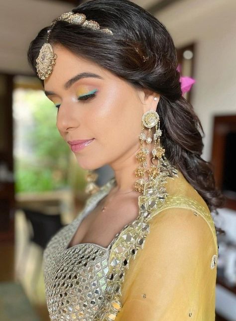 Haldi Makeup And Hairstyle, Mehendi Bridal Makeup, Rajasthani Hairstyle, Haldi Bride Makeup, Haldi Makeup Look Simple, Haldi Makeup Look For Bride, Haldi Eye Makeup Look, Mehendi Makeup Looks, Haldi Makeup Look