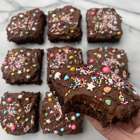 Gluten Free Cosmic Brownies, Diy Cosmic Brownies, Pretty Brownies, Brownies Sprinkles, Cute Brownies, Aesthetic Brownies, Best Gluten Free Brownies, Star Desserts, Brownies Aesthetic