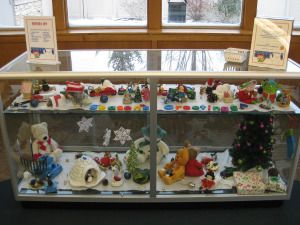 Winter I Spy display case Glass Display Case, Library Bulletin Boards, Kids Class, School Social Work, I Spy, Library Displays, Childrens Room Decor, Social Work, Display Case