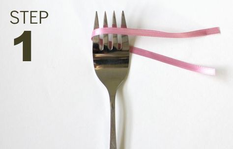 How to use a fork to make a bow - Make cute bows quickly with these step-by-step instructions for wrapping the ribbon around a fork to make perfect little bows! Fork Bow, Fork Crafts, Decorative Mesh Wreaths, Christmas Decs, Stepping Stones Diy, Mesh Wreath Tutorial, Making Bows, Make A Bow, Easy Diy Wreaths