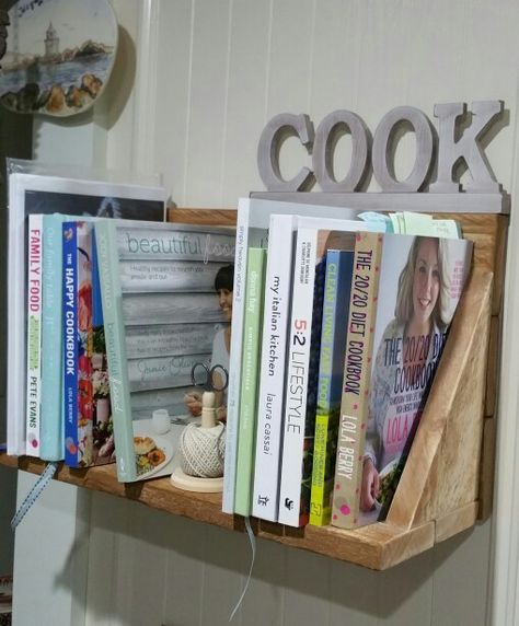 Kitchen Cookbook Storage, Kitchen Cookbook Display, Kitchen Cookbook Shelf, Kitchen Wall Shelf Ideas, Corner Shelves Kitchen, Shelving In Kitchen, Cookbook Display, Kitchen Decor Hacks, Cookbook Storage