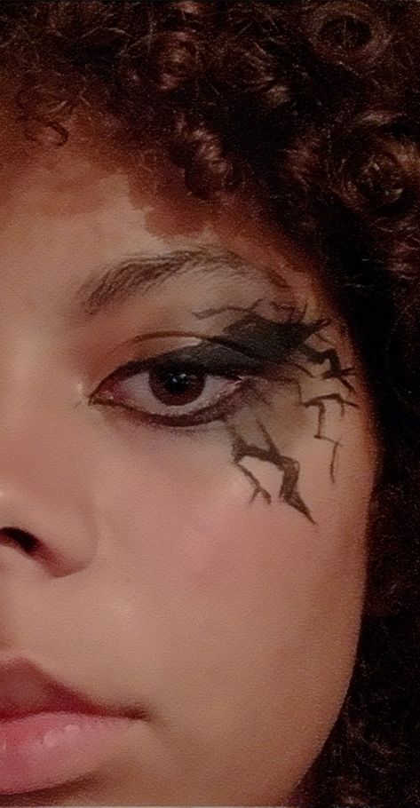 Halloween lighting eyeliner Lighting Bolt Eyeliner, Blue Lightning Eye Makeup, Lighting Bolt Makeup Look, Metallica Makeup Look, Lightning Makeup Eye, Lightning Eye Makeup, Lightening Eyeliner, Metallica Makeup, Lightning Face Paint