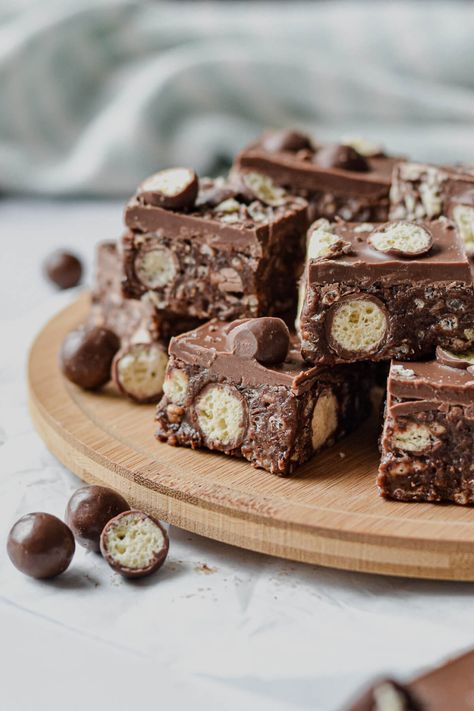 There is so much to love about this easy no-bake Malteser slice. Irresistibly chewy and fudgy, it is full of choc-malt flavour and dotted with crunchy Maltesers before being topped with a layer of luscious milk chocolate. It takes less than 10 minutes to prepare and is sure to become your new favourite no-bake slice recipe! Malteaser Recipes, Malteaser Slice, Malteser Slice, Biscoff Truffles, No Bake Slices, Rice Bubbles, Slice Recipe, Biscoff Cookies, Malted Milk