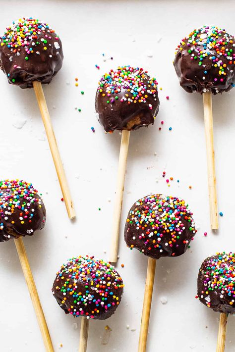 Protein Cake Pops - Fit Foodie Finds High Protein Cake Pops, Herbalife Cake Pops, Protein Cake Pops, Fit Foodie Finds, Meal Prep Snacks, Healthy Protein Snacks, Protein Cake, Herbalife Shake, Protein Treats