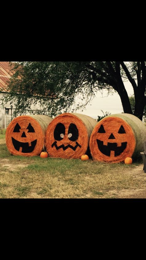 Round Hay Bale Pumpkin, Decorated Hay Bales For Halloween, Hay Bale Halloween Decor, Haybale Decorating Fall, Round Bale Decorating Ideas, Halloween Hay Bale Ideas, Hay Decorations, Painted Hay Bale Ideas, Hay Bale Halloween