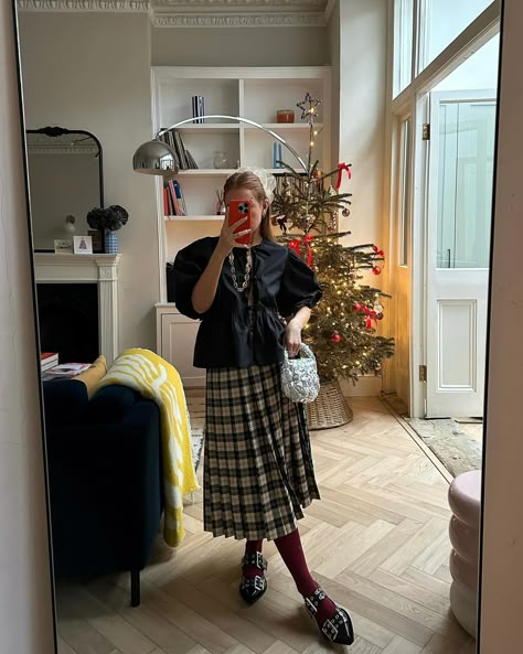 Rebecca Olivia (@rebeccaferrazwyatt) • Fotos e vídeos do Instagram Christmas Festive Outfits, Ganni Street Style, Tartan Skirt Outfit, Festive Outfits, Christmas Fits, Cosy Outfit, Tartan Skirt, Outfit Christmas, Autumn Fits