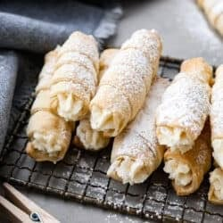 Clothespin Cookies, Greek Pastries, Puff Pastry Cream Puffs, Pastry Cream Filling, Cream Horns, Pasta Fillo, Easy Puff Pastry, Dessert Aux Fruits, Buttercream Filling