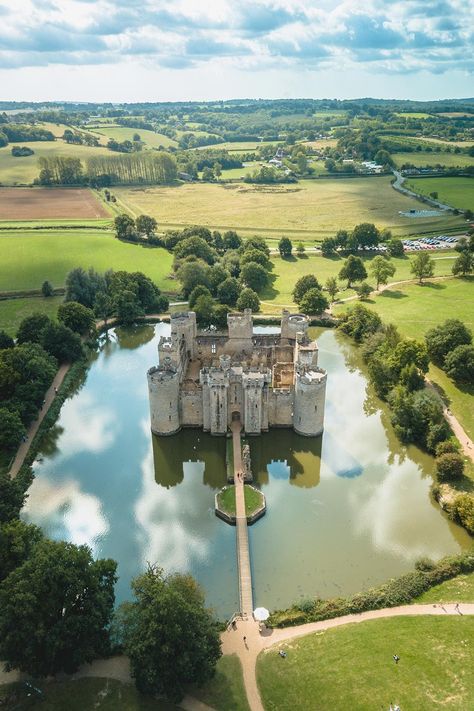 Castle With Moat, History Fun Facts, Inside Castles, Uk Castles, Castle England, Bodiam Castle, Castles To Visit, Medieval England, English Castles