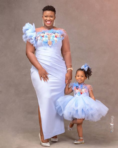 Mother and Daughter Diary on Instagram: “Beautiful mommy and her daughter 💙 @realwarripikin 👗 @rinnestylingempire . Follow @heartsandweddings” Mom Daughter Photos, Aso Ebi Lace, Mom Daughter Outfits, Mommy Daughter Outfits, Mother Daughter Fashion, Mother Daughter Matching Outfits, Mode Tips, African Dresses For Kids, Lace Dress Styles