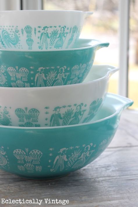 Vintage Pyrex Butterprint Pattern kellyelko.com Pyrex Dishes, Turquoise Kitchen, Bowl Sets, Pyrex Collection, Vintage Stores, Grandma's Kitchen, Baby Bowls, Pyrex Bowls, Vintage Kitchenware