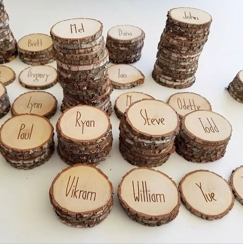 Wood Themed Wedding Centerpieces, Wood Slice Wedding Favors, Wooden Slices Centerpiece, Wood Slice Wedding Decor, Rustic Name Place Cards, Wood Rounds Wedding, Prom Favors Ideas, Wedding Centerpieces Tree, Wood Slice Centerpiece Wedding