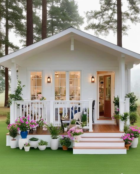 Mini Home Exterior, Guest House Backyard, Tiny Home Backyard, Small Guest House, Mini Homes, Small House Exteriors, Backyard Guest Houses, Small House Exterior, Tiny House Cottage