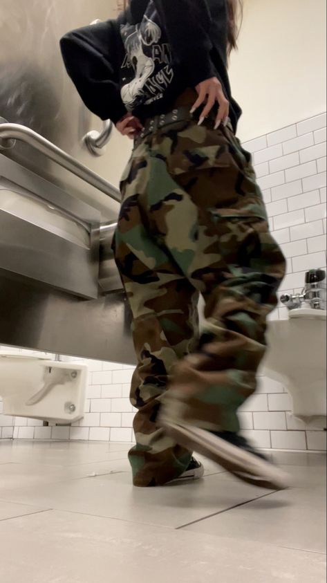 Style Army Pants, Cargo Army Pants Outfit, Army Cargo Pants Outfit, Baggy Cargo Pants Outfit, Army Pants Outfit, Camo Cargo Pants Outfit, Baggy Skater Style, Skater Fits, Camo Pants Outfit