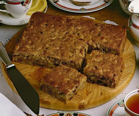 This vintage date and apple cake is perfectly moist and gorgeously sweet. An easy melt and mix recipe that creates a lovely moist cake. Date Pie, Date Cake Recipe, Baking Treats, Date Cake, Moist Cake, Date Recipes, Apple Cake Recipes, Slices Recipes, Almond Cakes