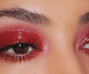 Photo Red Eyeshadow Makeup, Editorial Make-up, Red Eye Makeup, Mekap Mata, Glossy Eyes, Red Eyeshadow, Smink Inspiration, Red Makeup, Makeup Hacks