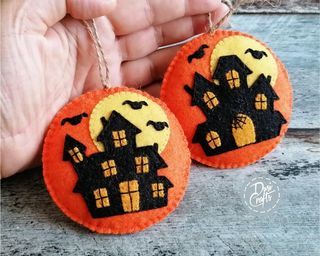 #feltcrafter • Instagram Felt Halloween Ornaments, Halloween Felt Crafts, Pumpkin Ornaments, Felt Pumpkins, Felt Halloween, Felt Embroidery, Felt Wool, Felt Pattern, Wool Projects