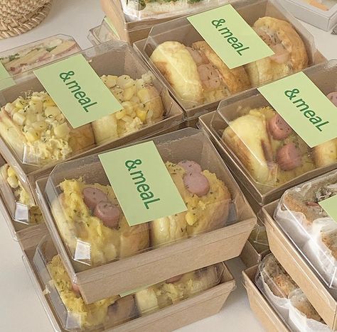 Sandwich Business Ideas, Aesthetic Food Packaging, Aesthetic Picnic Food, Sandwich Aesthetic, Hampers Ideas, Bakery Packaging Design, Sandwich Packaging, Aesthetic Picnic, Bread Packaging