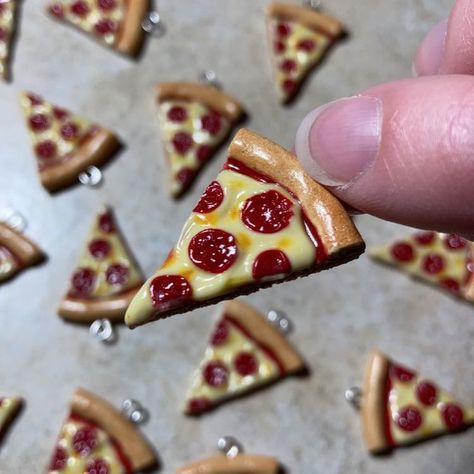 Pizza Magnet, Pizza Polymer Clay, Clay Pizza Earrings, Pizza Clay Art, Clay Pizza, Food Clay, Polymer Clay Crafts Diy, Polymer Clay Food, Clay Earrings Diy