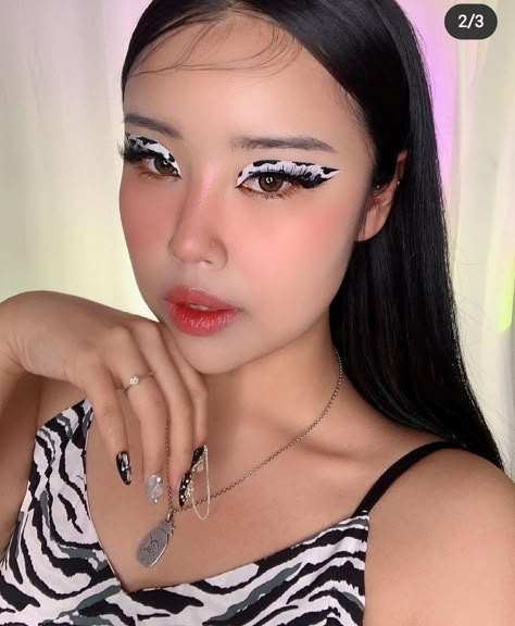 Halloween Liner, Make Euphoria, College Makeup, Dark Makeup Looks, Eye Makeup Images, Makeup Icons, Makeup Nails Art, Graphic Makeup, Graphic Eyeliner