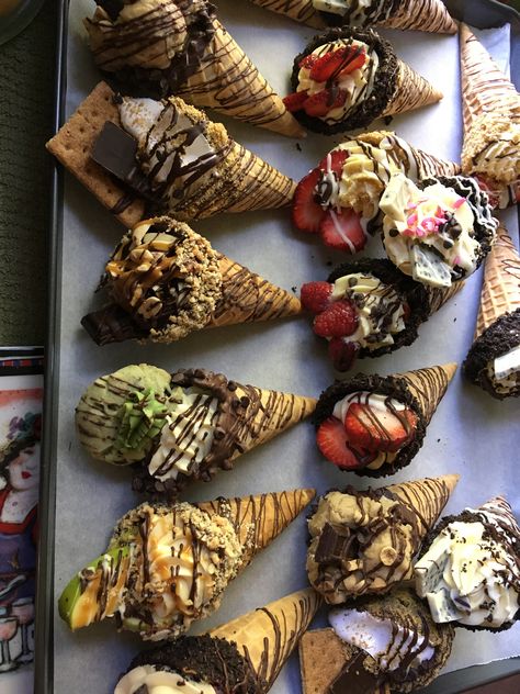 Waffle Cone Dessert Ideas, Stuffed Waffle Cones, Stuffed Cones, Cone Desserts, Dessert Cones, Cone Treats, Stuffed Waffle, Waffle Cone Recipe, Cone Dessert