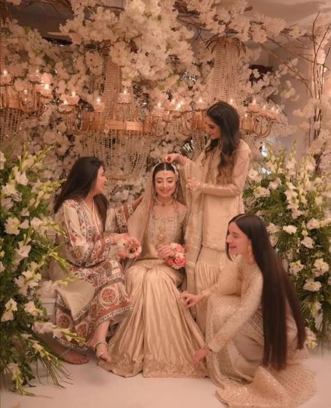 Indian Wedding Aesthetic, Threadwork Embroidery, Bridesmaid Poses, Nikah Ceremony, Muslim Wedding Photography, Pakistan Wedding, Bridesmaid Photoshoot, Bride Photos Poses, Desi Wedding Dresses