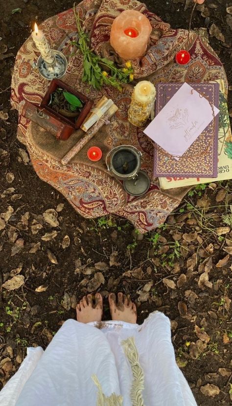 Books And Candles, Magia Das Ervas, Hippie Aesthetic, Hippie Life, Season Of The Witch, Witch Aesthetic, Practical Magic, Manifestation Board, Green Witch