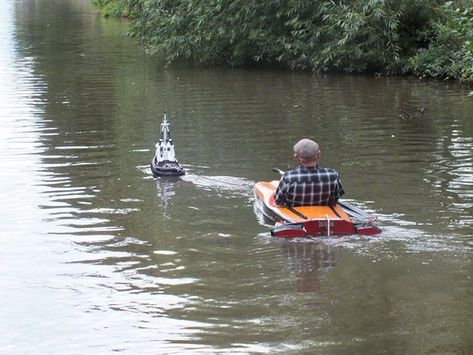 tiny-tug-boat-remote-controlled-mick-carroll-2 North England, England Town, Remote Control Boats, Tiny Boat, Radio Controlled Boats, Remote Control Boat, Radio Controlled Cars, Down The River, Bored At Work