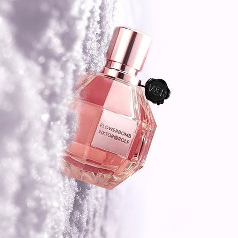 Viktor&Rolf Fragrances on Instagram: “The power of flowers is floating in the freezy winter air. Fall for Flowerbomb. ❄️ ⠀⠀⠀⠀⠀⠀⠀⠀⠀⠀ #flowerbomb #viktorandrolf…” Flowerbomb Nectar, Flowerbomb Perfume, Victor And Rolf, Winter Air, Xmas 2024, Street New York, Color Me Beautiful, Flower Bomb, Viktor Rolf