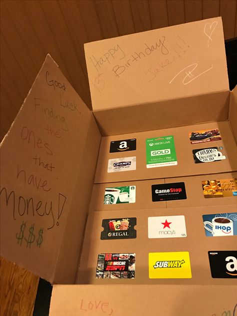 Gift Card Prank! Not all gift cards have money loaded onto them...Birthday boy has to do the work to find out which ones have money! Gift Pranks Wrapping, Christmas Present Prank Ideas, Prank Birthday Gifts, Funny Gift Wrapping Pranks, Gift Prank Ideas, Mean Ways To Wrap Gifts Prank, Prank Wrapping Ideas, Neighbor Pranks, Funny Gift Card Wrapping Ideas