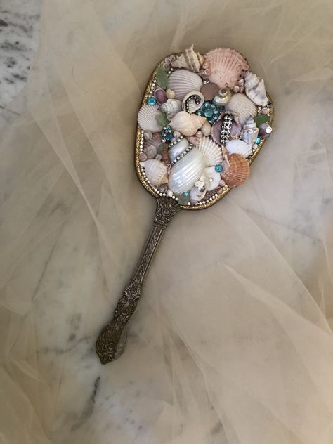 Sea Shell Mirrors Seashell Frame, Seashell Mirror Diy, Sea Shell Mirrors, Sea Shell Mirror, Corpse Bride Art, Shell Mirrors, Mermaid Mirror, Ocean Room Decor, Crystal Seashells