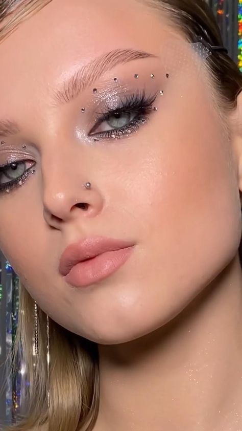 Make Up Diamonds, Make Up With Diamonds, Eye Makeup With Pearls, Diamond Makeup Looks, Diamond Eye Makeup, Makeup With Pearls, Eras Makeup, Diamond Makeup, Jewel Makeup