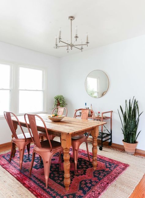 Light jute under bright rug - Great inspiration just to see how the layered rug trend looks! Layered Rug Dining Room, Pink Dining Rooms, Dining Furniture Makeover, Rustic Dining Furniture, Beautiful Dining Rooms, Rug Dining Room, Layered Rugs, Table Metal, A Rug