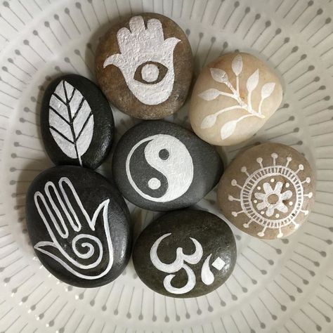 Zen Rock Painting Ideas, Zen Painted Rocks, Zen Painting Ideas, Zen Crafts, Easy Stone Painting Ideas, Yoga Crafts, Zen Rock, Small Couch, Diy Rock Art