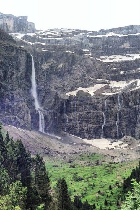 Cirque de Gavarnie in the Pyrenees Mountains Pyrenees Mountains, European Bucket List, Garden Animals, Wide World, Pyrenees, Forest, France, Natural Landmarks, Animals