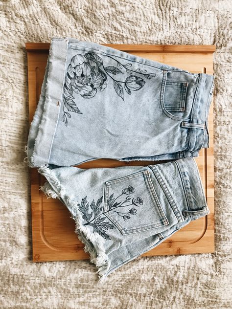 Pocket Jeans Painting, Embroidery Designs Shorts, Drawing On Shorts, Denim Painting Ideas, Painting On Jeans Ideas, Painted Shorts, Painted Clothes Diy, Denim Art, Painted Denim Jacket