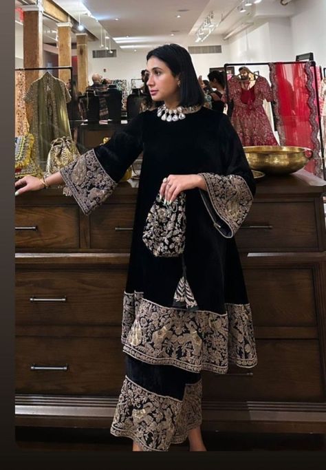 Velvet Eid Outfits, Lohri Outfits For Women Velvet, Short Kurta And Sharara, Velvet Garara Design, Velvet Dress Ideas Pakistani, Eid Outfits Pakistani Aesthetic, Black Garara Suit, Velvet Pakistani Suits, Velvet Dress Designs Pakistani Wedding