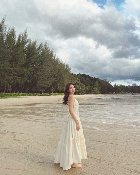 Beach Pose With Dress, Beach Photoshoot White Dress, White Dress Photoshoot Photo Ideas, Beach Photoshoot Dress, Beach Dress Photoshoot, Bow Maylada, Dress Beach Outfit, Beach Long Dress, Beach Photo Inspiration