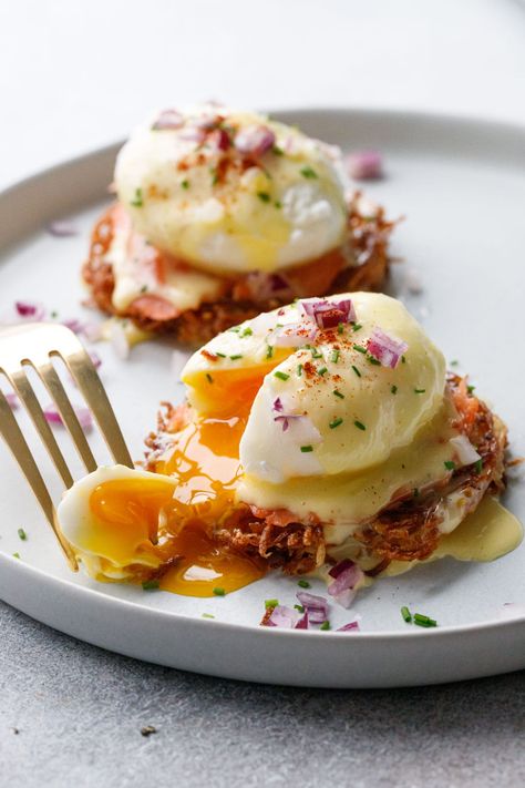 Latke Eggs Benedict with Smoked Salmon recipe Fancy Brunch Recipes, Egg Benedict Recipe, Eggs Benny Recipe, Egg Breakfasts, Breakfast Bento, Egg Potato, Eggs Benny, Egg Benedict, Cafe Culture