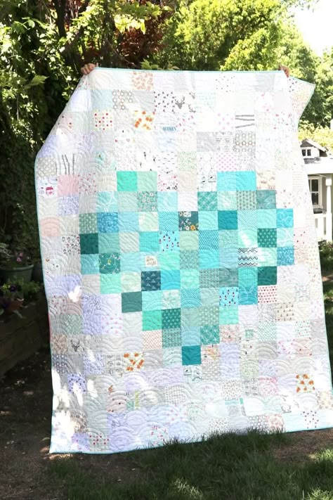 Pixelated Heart Patchwork Quilt - tips to make one Pixel Quilting, Diary Of A Quilter, Baby Quilt Tutorials, Beginner Quilting, Projek Menjahit, Beginning Quilting, Heart Quilts, Heart Quilt Pattern, Quilt Modernen