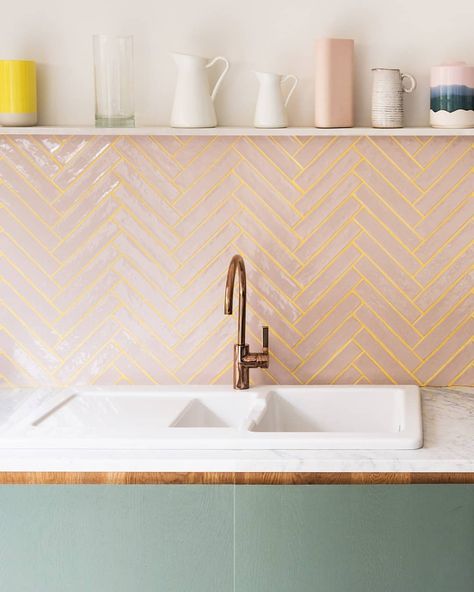 Pink herringbone tiles with yellow grout splash-back Yes please! @officesandm are behind this fabulous build while @frenchandtye had the… Deco Rose, Pink Tiles, Trendy Kitchen, Kitchen Tiles, Kitchen Colors, Kitchen Backsplash, 인테리어 디자인, A Kitchen, Kitchen Inspirations