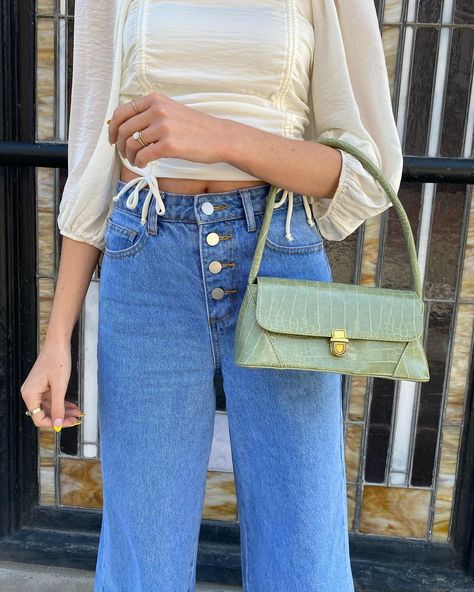 Green Purse Aesthetic, Purse Outfit Aesthetic, Mini Bag Aesthetic, Sage Green Purse, Green Purse Outfit, Gym Bag Aesthetic, Green Aesthetic Sage, Purse Pictures, Green Bag Outfit