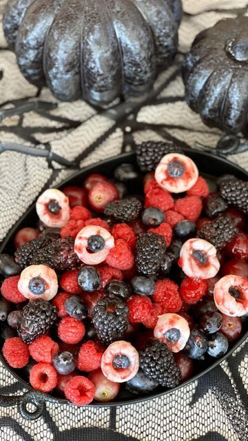 Halloween Fruit Salad Ideas, Eyeball Salad, Trader Joes Halloween, Halloween Berries, Lychee Eyeballs, Halloween Fruit Salad, Spooky Fruit, Halloween Salad, Halloween Lunch Box