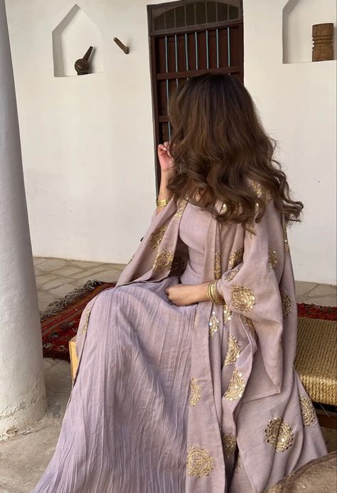 Arab Fashion Modern, Long Tops Designs, Modern Abaya, Arabic Clothing, Arabic Dress, Frock Fashion, Tailored Clothes, Pakistani Fashion Casual, Classic Style Outfits