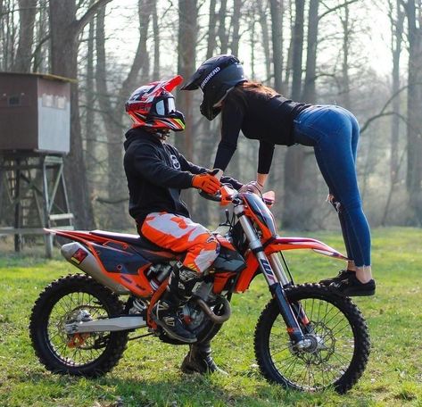 Dirt Bike Couple, Motocross Couple, Couple Motard, Dirt Bike Quotes, Motocross Girls, Bike Couple, Biker Couple, Motocross Love, Motorcross Bike