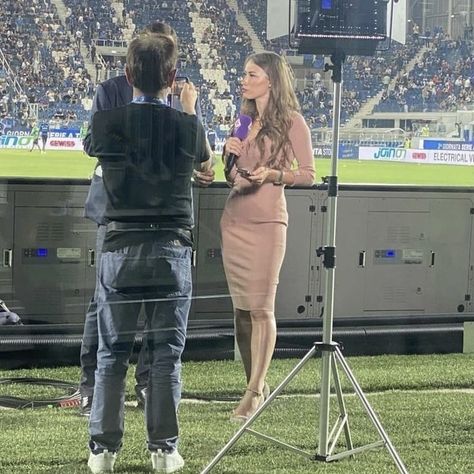 Female Sports Reporters, Broadcaster Aesthetic, Sideline Reporter Aesthetic, F1 Reporter Aesthetic, Sports Journalism Aesthetic Football, Football Journalist Aesthetic, Presenter Aesthetic, Sports Journalist Aesthetic, Tv Host Aesthetic